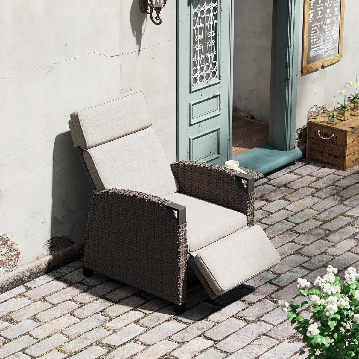 Amopatio Relaxliege Liegesessel, Rattan Sonnenliege mit Verstellbar Rückenlehne und Klapptisch, Outdoor Gartensessel wetterfestes, für Terrasse, Garten, Balkon â€?Beige & Braun