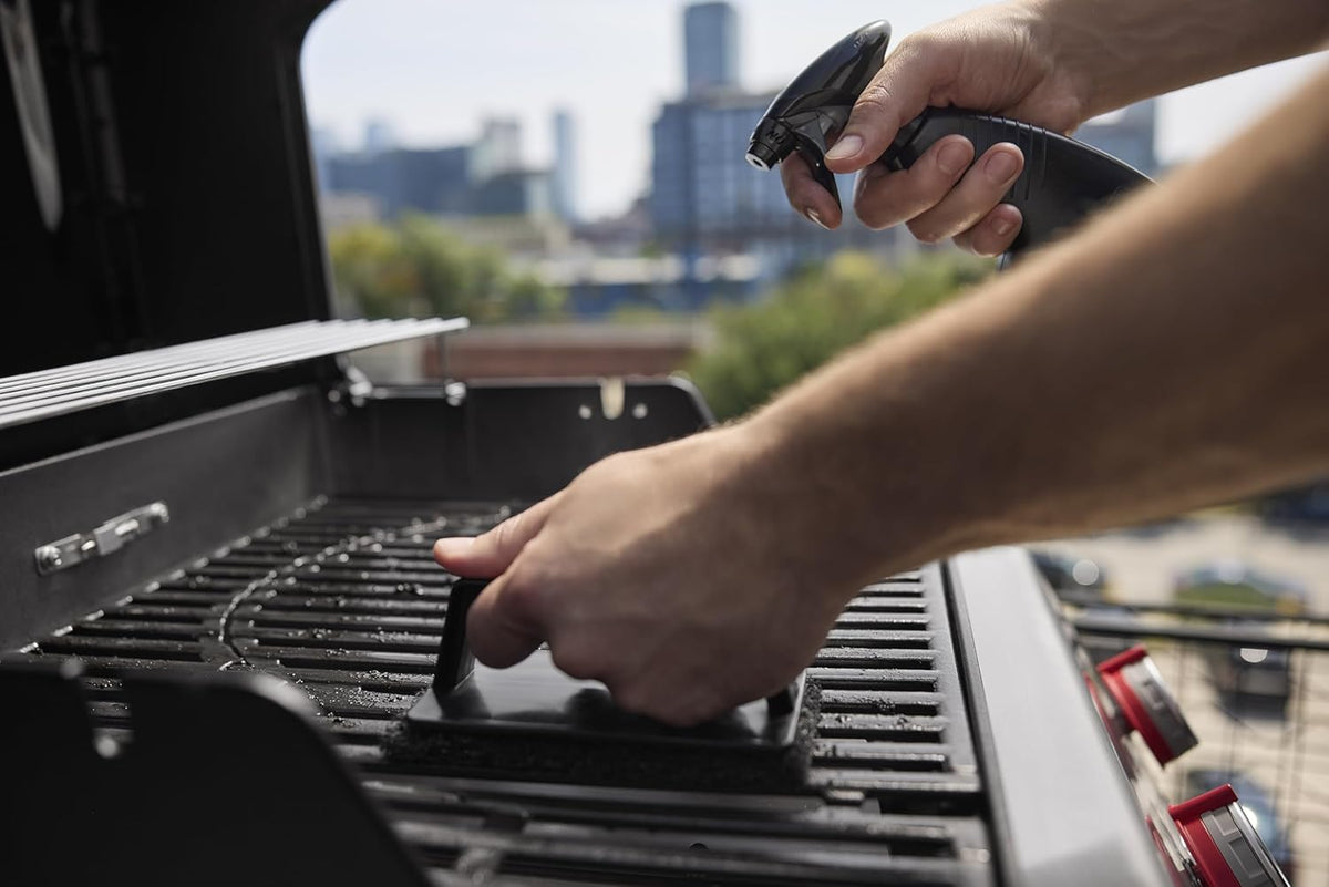 Weber Spirit E-410 Gasgrill / 4 Brenner, Snap-Jet Zündung, Robuste Räder und Warmhalterost, 51 x 46 cm Grillfläche, Kompatibel mit Weber Works Seitenablagen, Schwarz/Silber