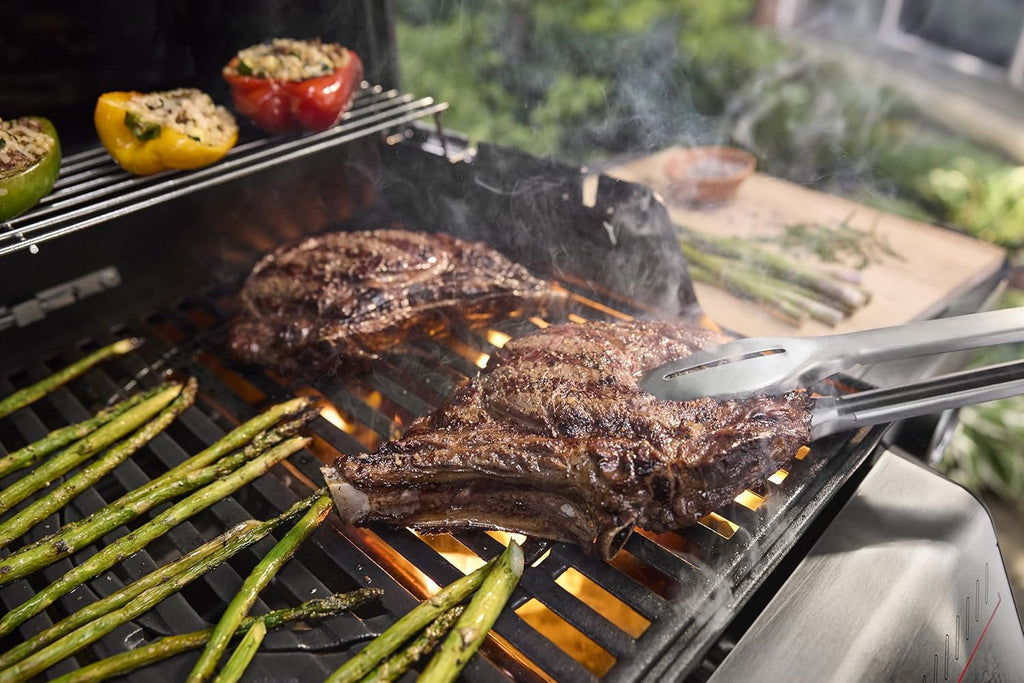 Weber Spirit E-410 Gasgrill / 4 Brenner, Snap-Jet Zündung, Robuste Räder und Warmhalterost, 51 x 46 cm Grillfläche, Kompatibel mit Weber Works Seitenablagen, Schwarz/Silber