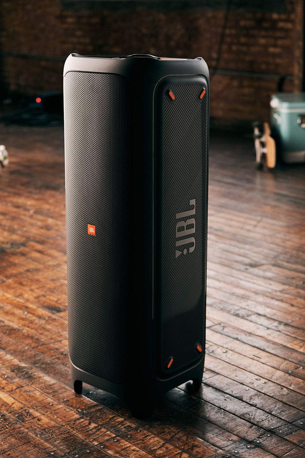 JBL PartyBox 710 - Schwarz â€?Trag - und rollbarer Bluetooth Party-Lautsprecher mit Lichteffekten â€?Spritzwassergeschützte, mobile Musikbox