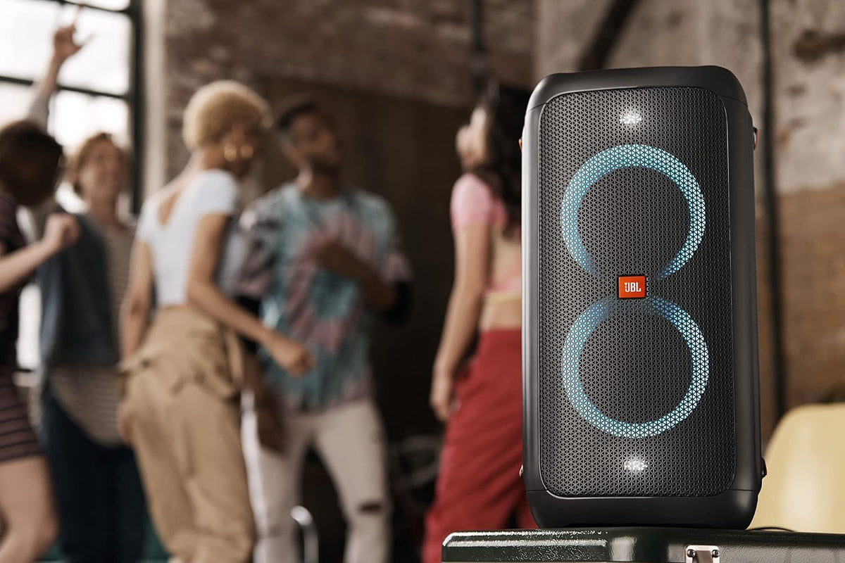 JBL PartyBox 710 - Schwarz â€?Trag - und rollbarer Bluetooth Party-Lautsprecher mit Lichteffekten â€?Spritzwassergeschützte, mobile Musikbox