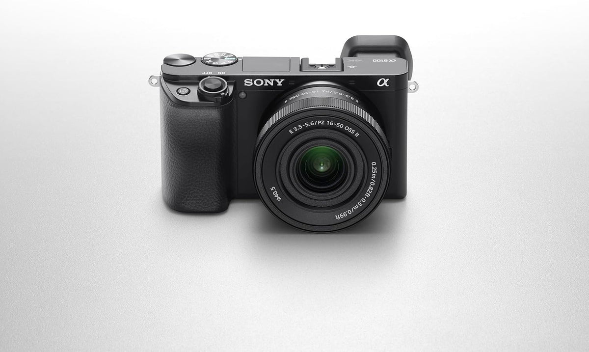 Alpha 6100 | APS-C Spiegellose Kamera | Bundle mit 16-50mm & 55-210 Objektiv | Schneller 0,02s Autofokus mit Augenerkennung für Mensch und Tier, 4K-Filmaufnahmen und neigbares Display