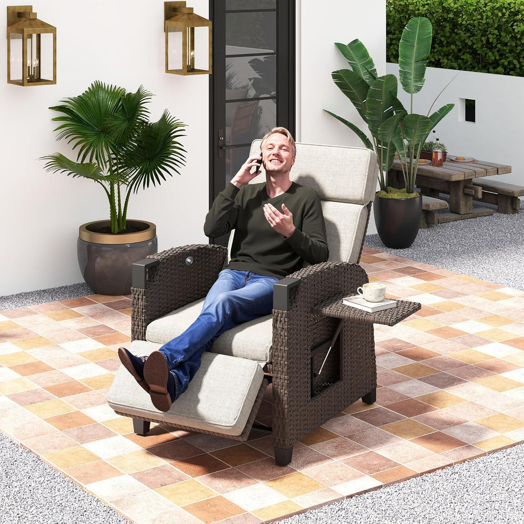 Amopatio Relaxliege Liegesessel, Rattan Sonnenliege mit Verstellbar Rückenlehne und Klapptisch, Outdoor Gartensessel wetterfestes, für Terrasse, Garten, Balkon â€?Beige & Braun