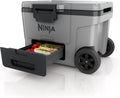 Ninja FrostVault Kühlbox mit Rollen und Isolierung, integrierter Dry Zone Schublade mit Kühlschranktemperatur, hält Eis tagelang, bietet Platz für bis zu 68 Dosen, Schiefergrau, FB245EUGY